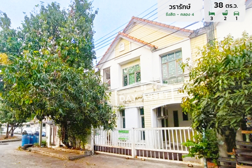 ขายบ้านแฝด 2 ชั้น หมู่บ้านวรารักษ์ รังสิต - คลอง 4 ถนนพระองค์เจ้าสาย แถม แอร์ ปั๊มน้ำ และ แทงค์น้ำ ! เนื้อที่ 38 ตร.ว. ขายเพียง 2,390,000 ล้านบาท